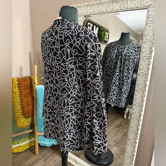 Michael Kors • Chain Detail Bell Sleeve Boho Top - Picture 11 of 11